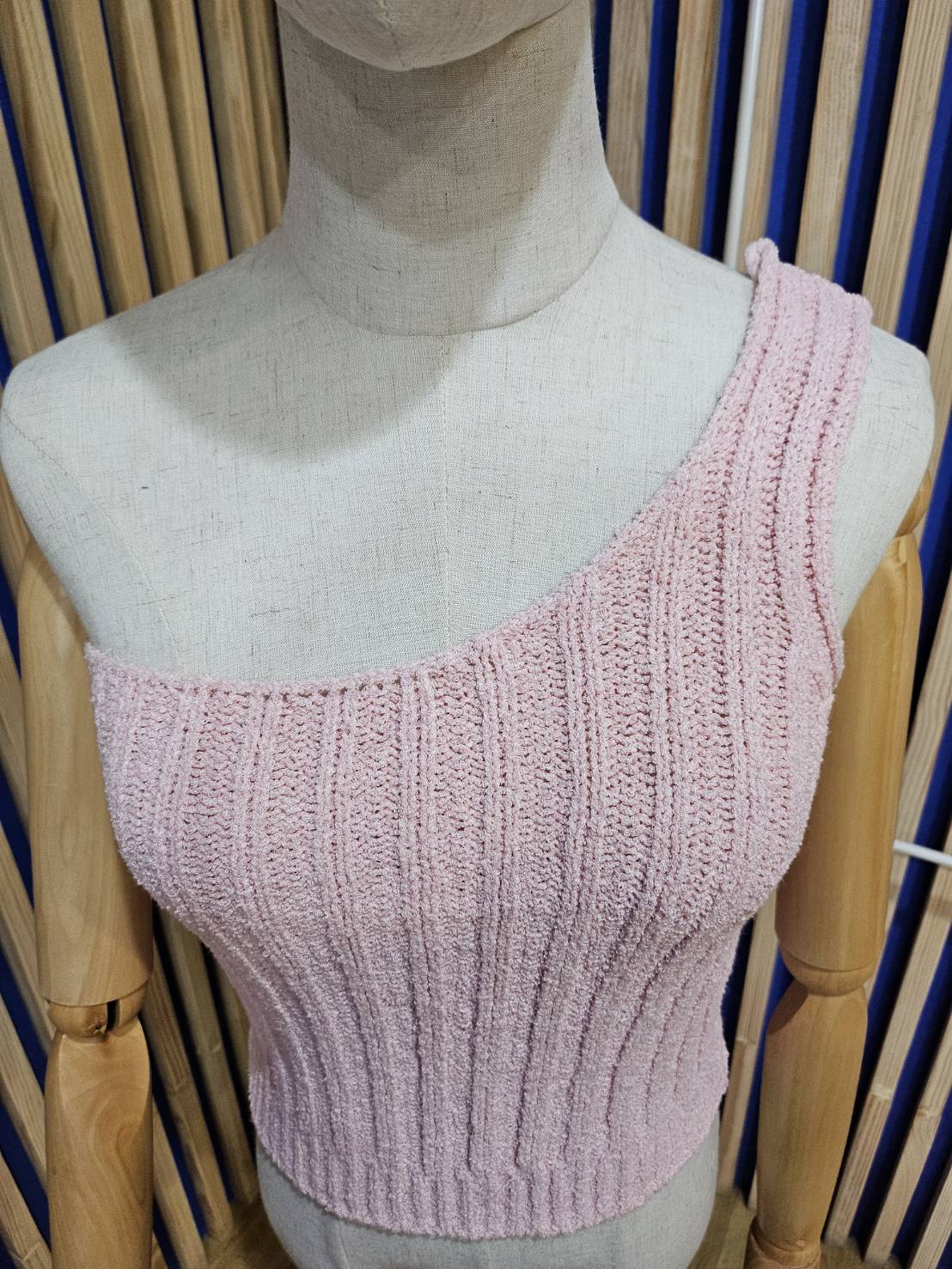 เสื้อปาดไหล่ไหมพรม สีชมพูอ่อน ผ้ายืด ทรง Off-Shoulder Size S/M - Image 2