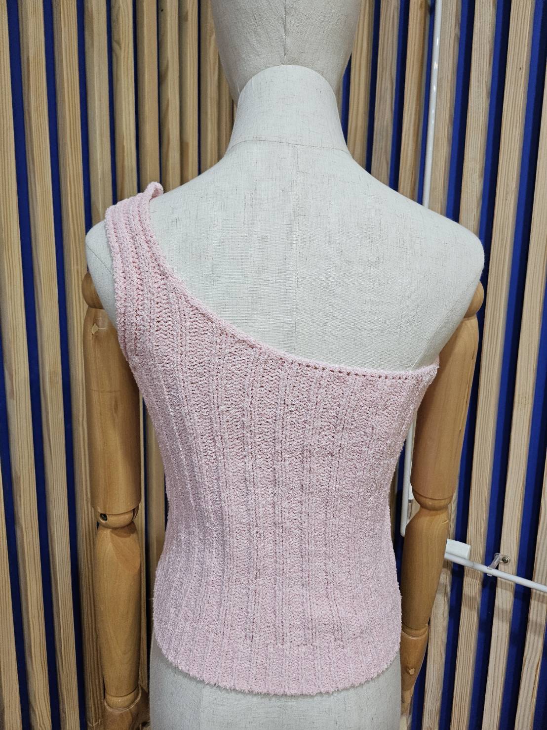 เสื้อปาดไหล่ไหมพรม สีชมพูอ่อน ผ้ายืด ทรง Off-Shoulder Size S/M - Image 3